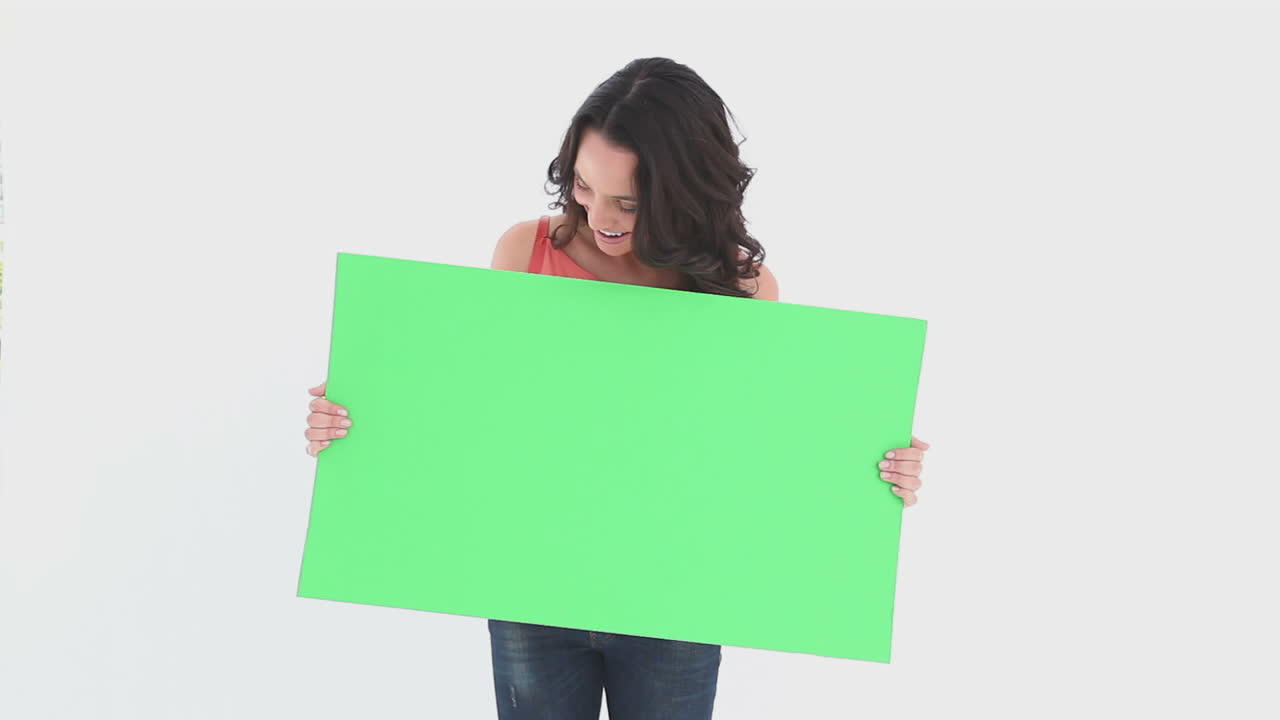 mujer con una tarjeta