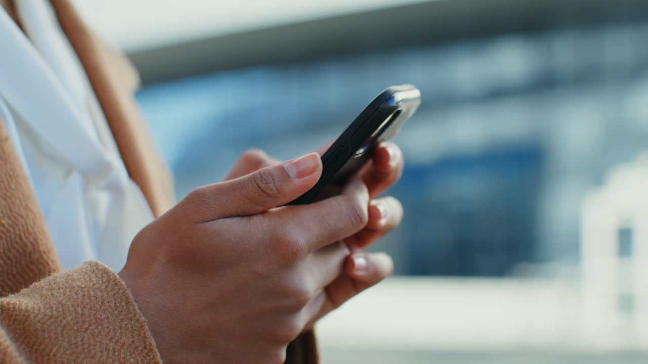 mujer usando teléfono inteligente al aire libre