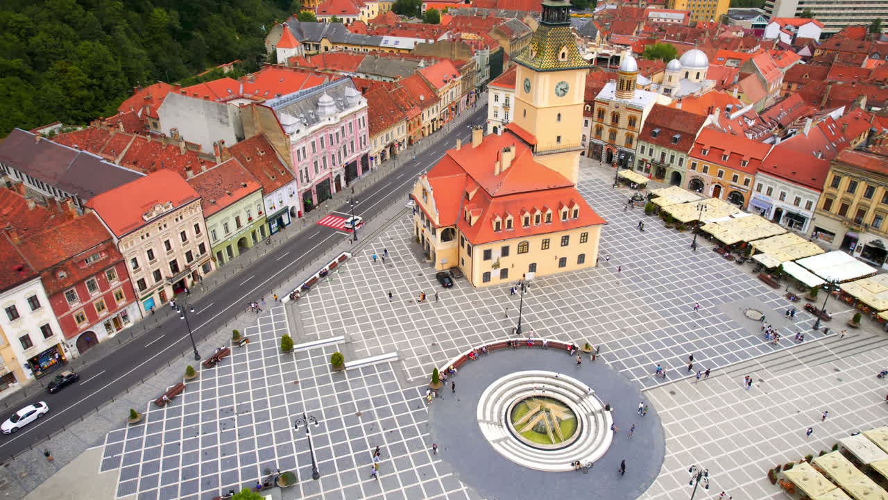Vista aerea con drone della piazza principale di Brașov, in Romania. Centro storico con museo di storia, numerosi edifici e persone.