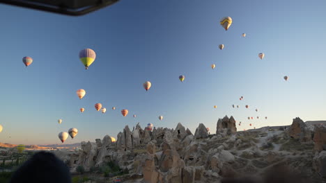 Vista-Aérea,-Paracaídas-Sobre-Capadocia-Desde-Una-Cesta-De-Globos-Aerostáticos-Al-Amanecer