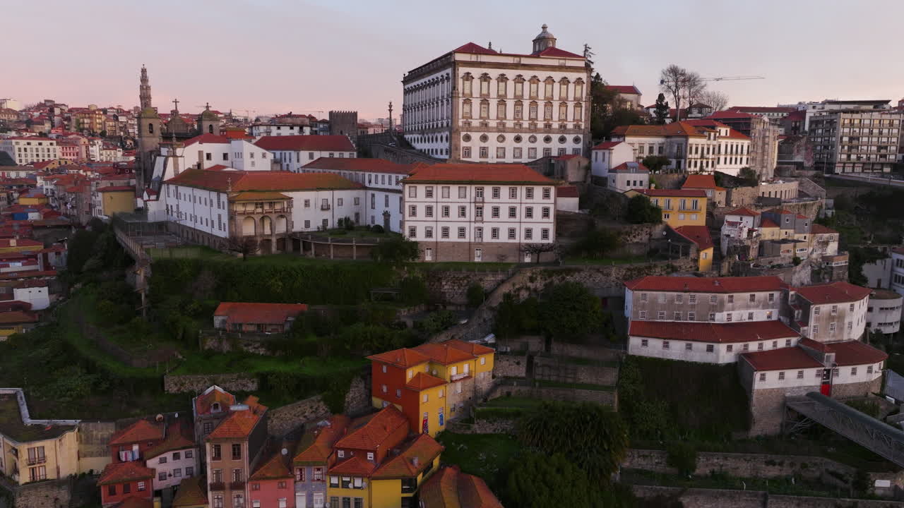 Alba su Ribeira e il fiume Douro