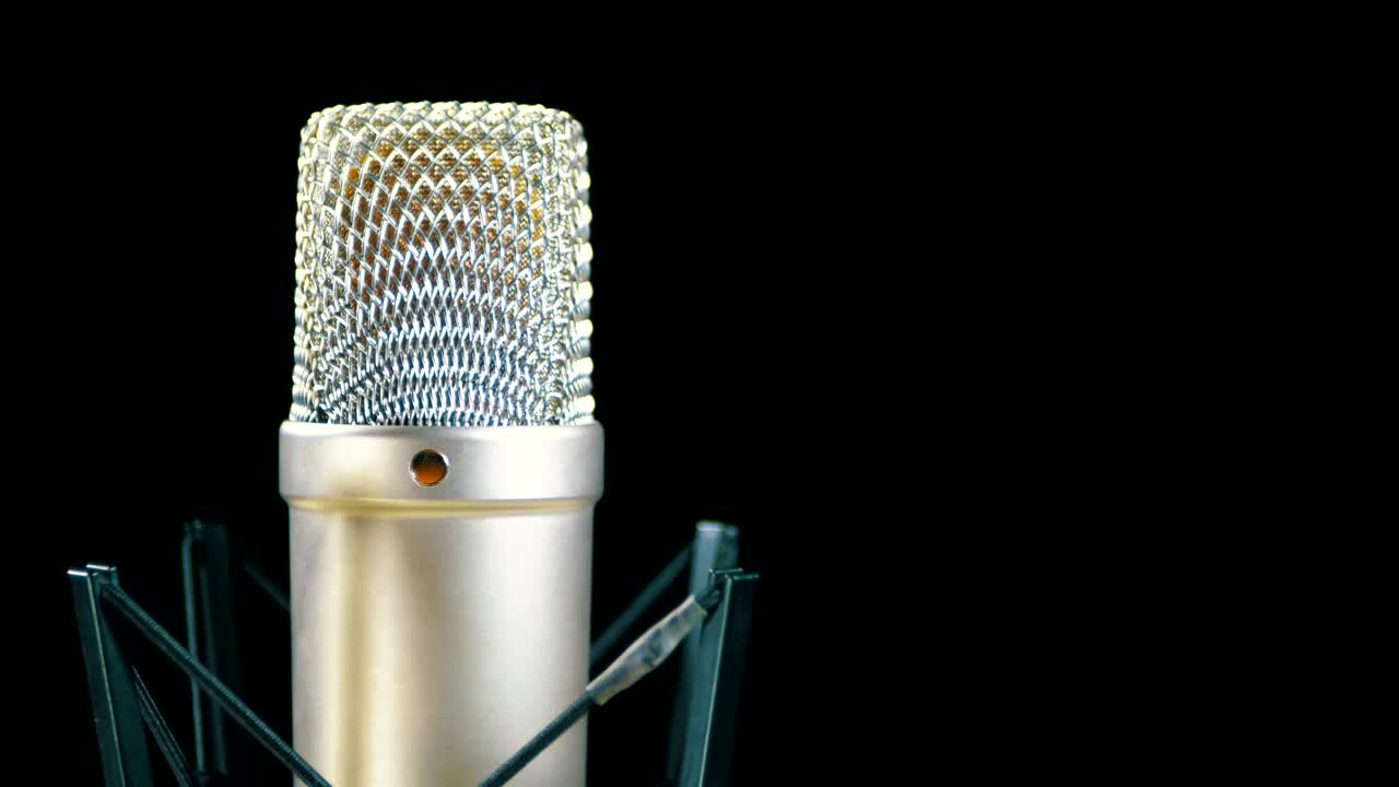 micrófono de estudio con araña gira sobre un fondo negro