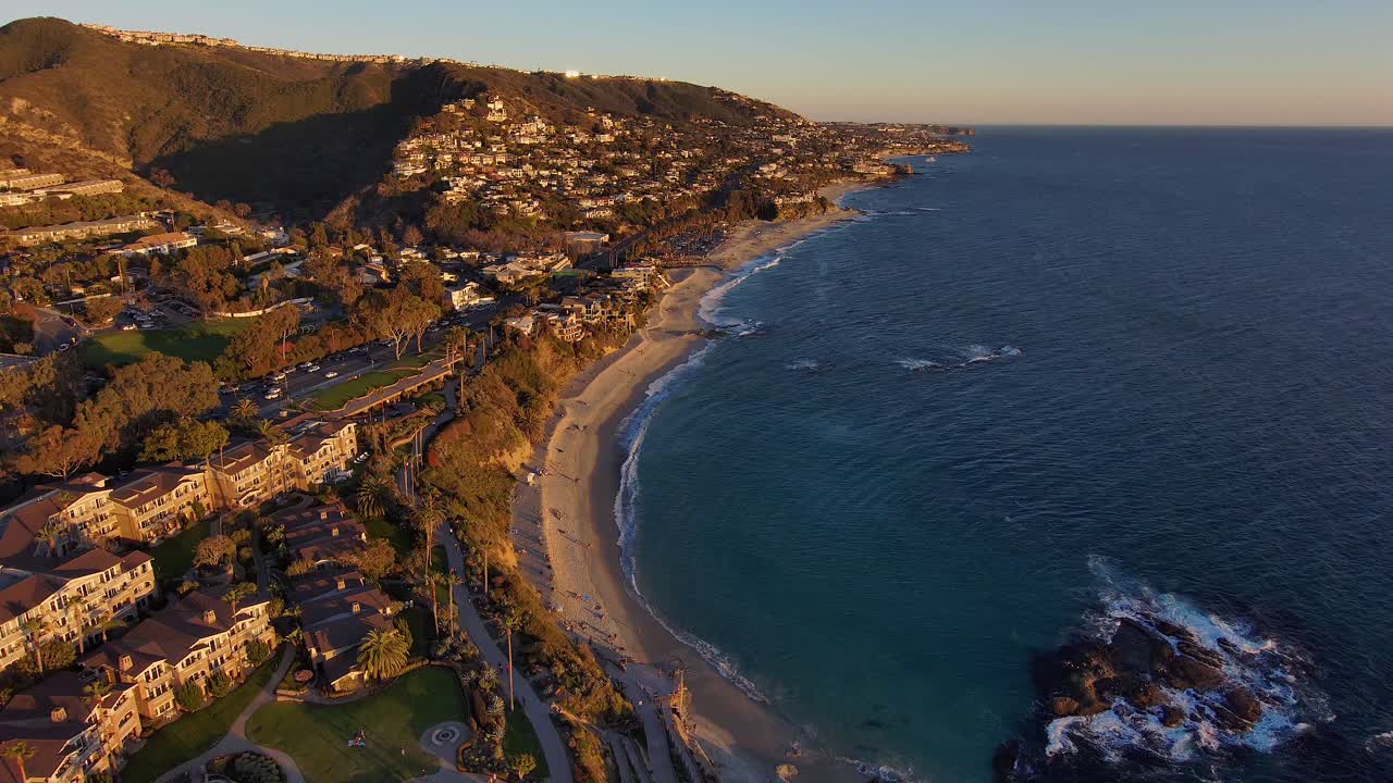 vista aérea de drones sobre la costa de california y el hotel montage en laguna beach