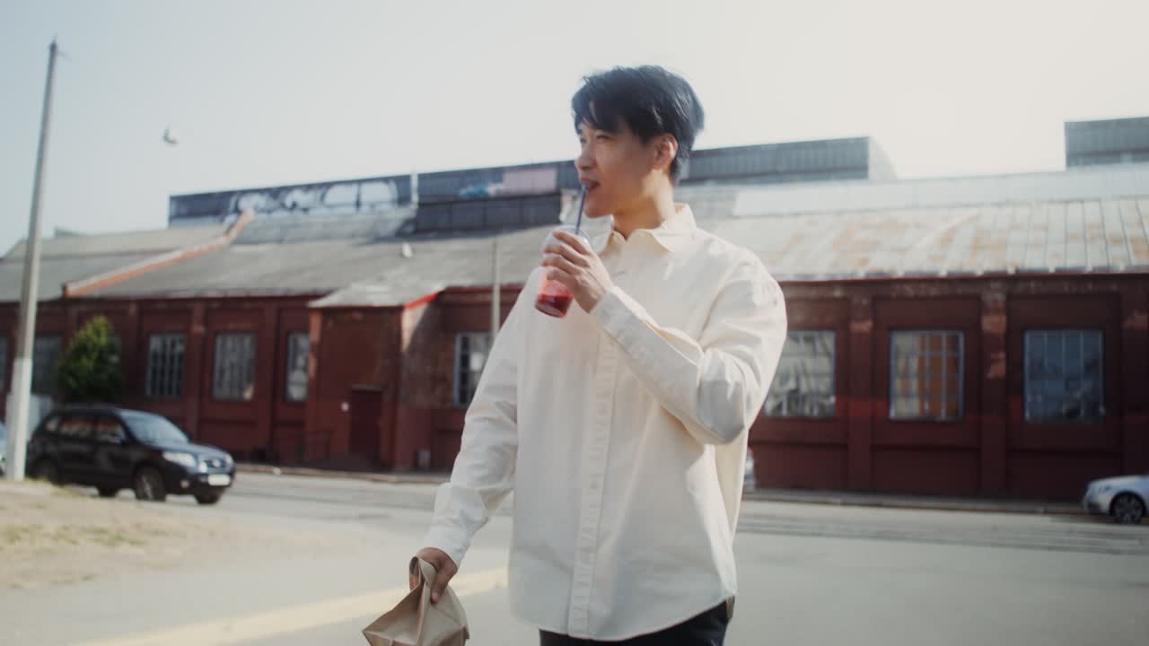 밖에서 술을 마시는 남자