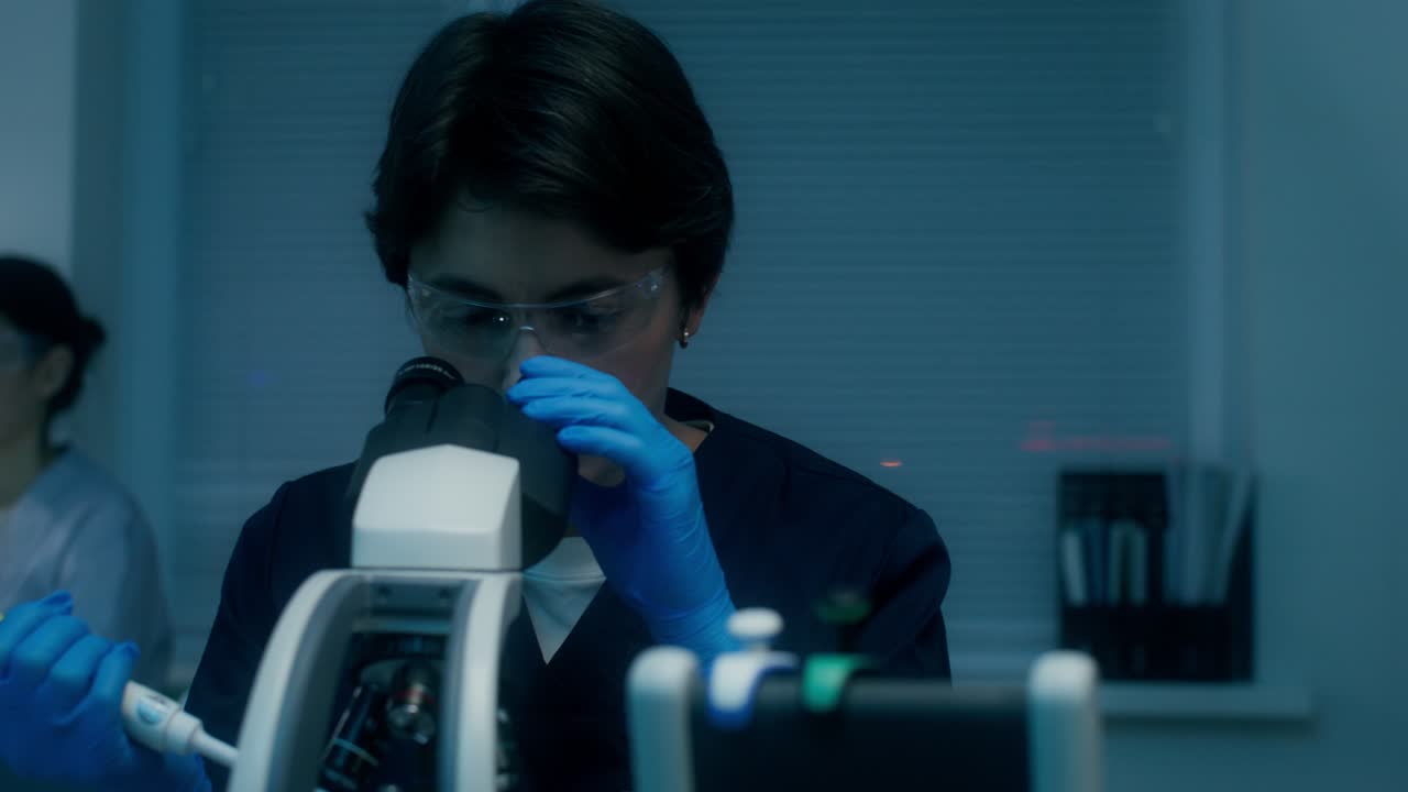 científicos trabajando en un laboratorio con microscopios