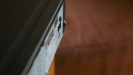 insertar el cable de alimentación en un dispositivo