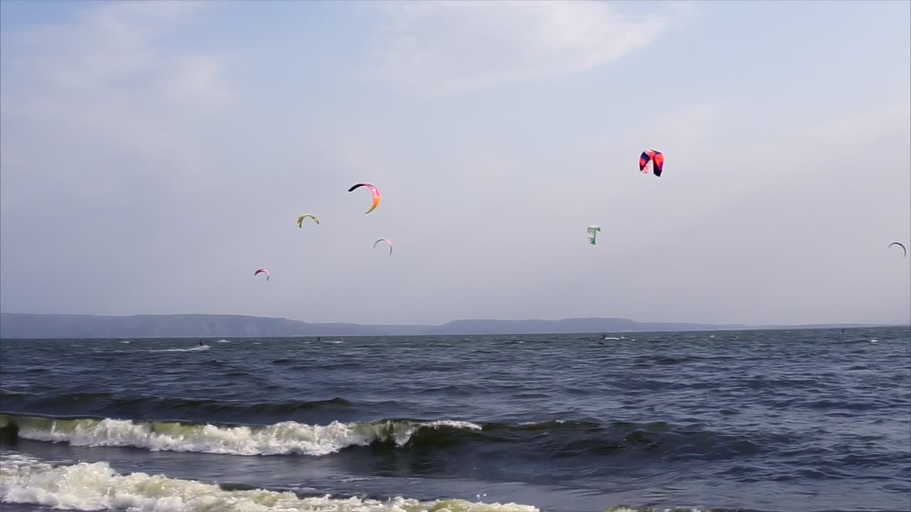 катание на кайтборде на океане