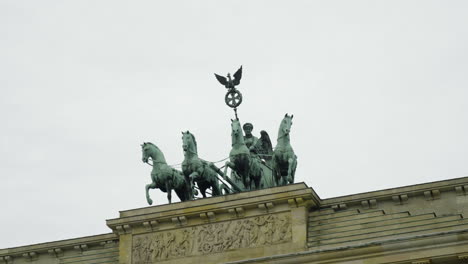 pov erschossen um die quadriga-statue am brandenburger tor im bewölkten berlin