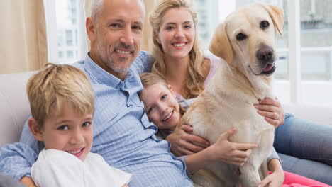 animación de un lindo perro mascota labrador con una feliz familia caucásica