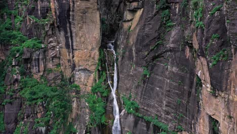 Luftaufnahme-Des-Jogini-wasserfalls-In-Manali,-Himachal-Pradesh---Dröhnender-Jogini-wasserfall