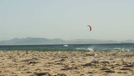 Kiteboarder-Navegando-En-El-Mar-Por-La-Playa-De-Tarifa-En-España-Con-Viento-Fuerte