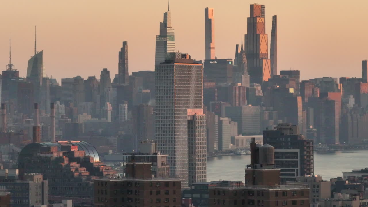 Flyfoto av Midtown Manhattan ved soloppgang. Skutt i Brooklyn