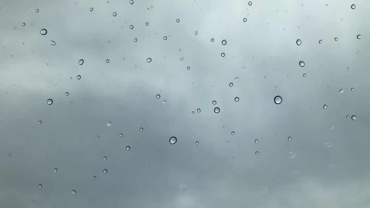 유리잔 아래로 떨어지는 방울