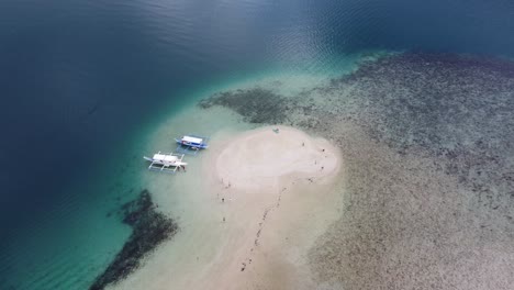 Seesterninsel-In-Port-Barton-Mit-Inselhüpfenden-Ausflugsbooten-Und-Menschen-Auf-Einer-Verschwindenden-Sandbank