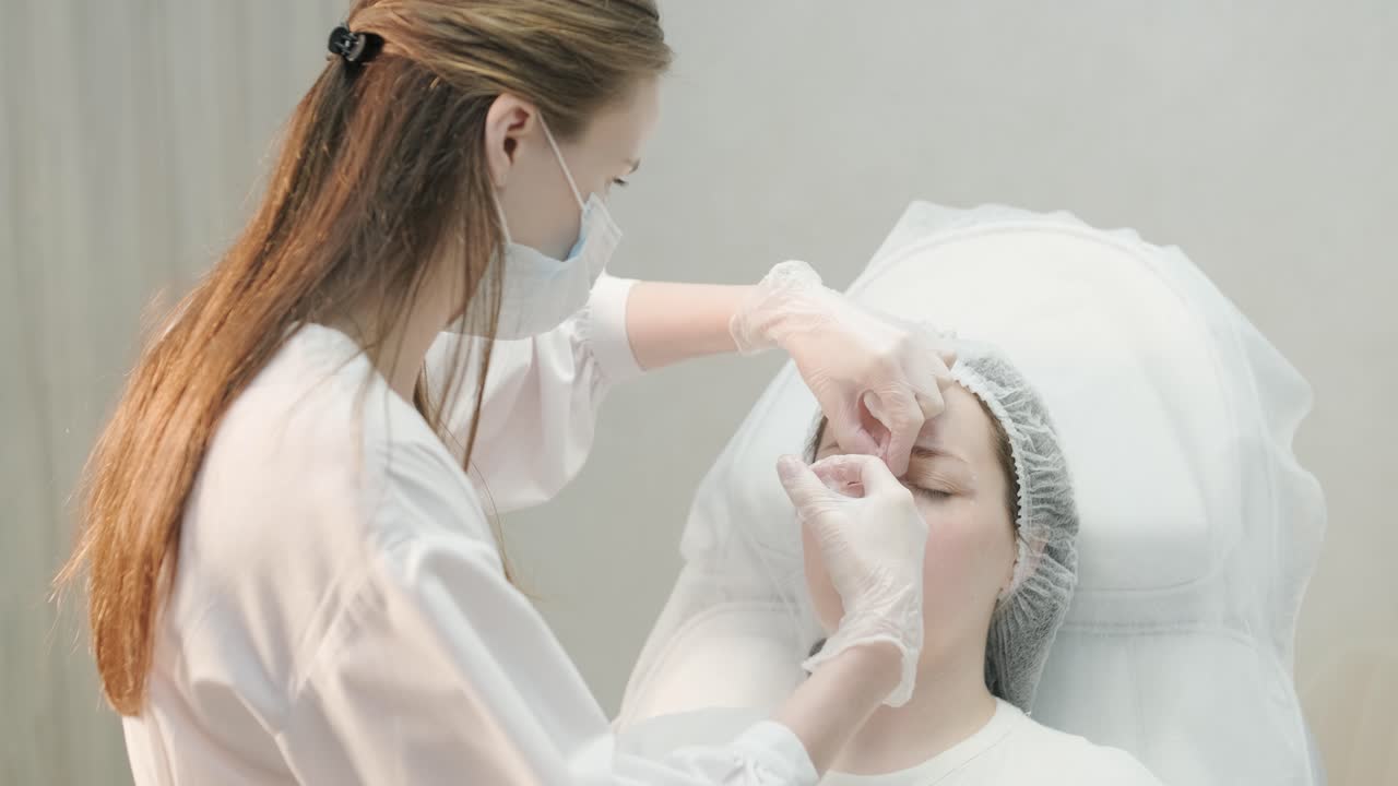 얼굴 주사 절차를 수행하는 미용 전문가
