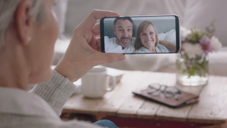 Mujer-Madura-Teniendo-Video-Chat-Usando-Un-Teléfono-Inteligente-Conversando-Con-Una-Pareja-Feliz-Mostrando-Un-Anillo-De-Bodas-Compartiendo-Un-Emocionante-Compromiso-Con-La-Abuela-En-La-Pantalla-Del-Teléfono-Móvil-Disfrutando-De-La-Conexión-Familiar-4k