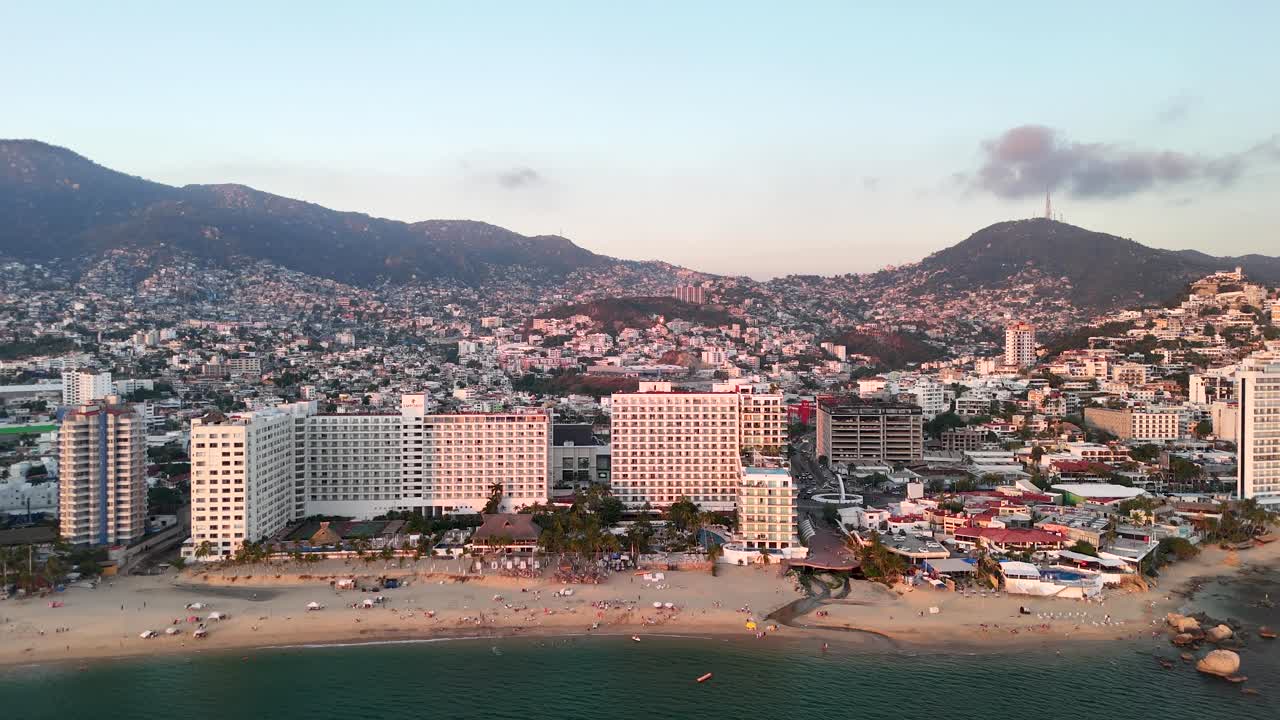 Atardecer en Acapulco, México, con hoteles