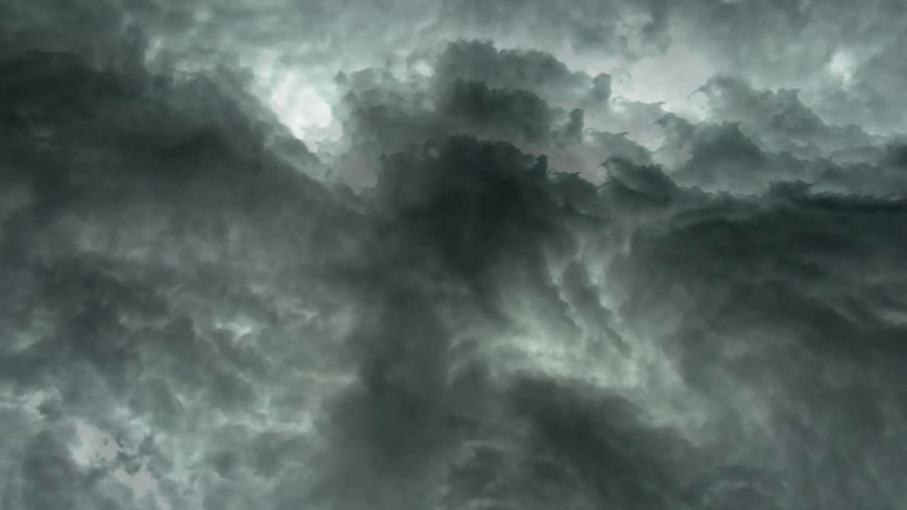una tormenta con relámpagos que brillaron dentro de las nubes oscuras en movimiento