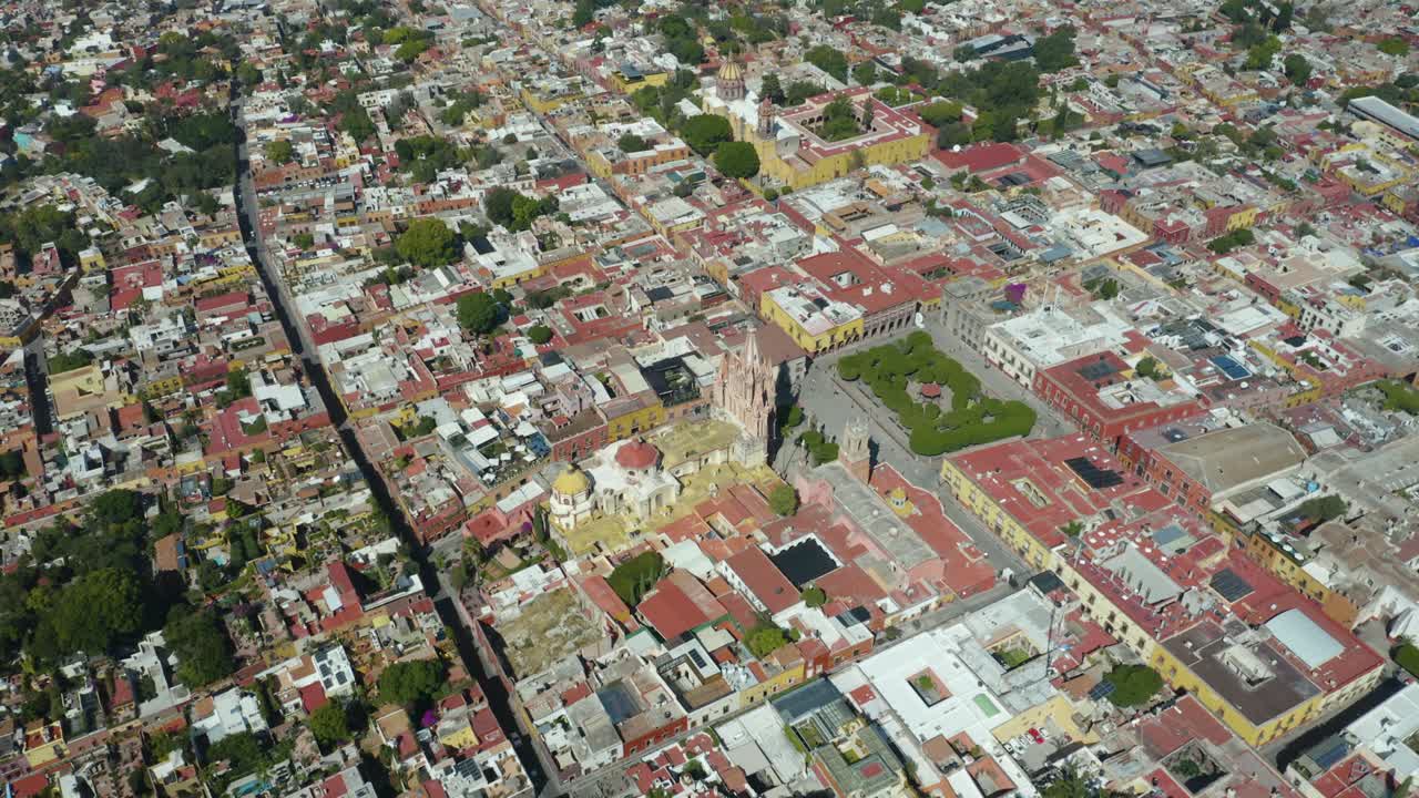 drone desciende gradualmente revelando la famosa iglesia católica de san miguel de allende