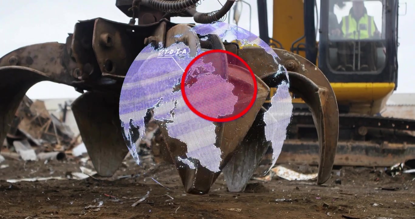 Operador de equipamento ativando sobreposição de globo holográfico em garra de sucata para mapear o fluxo de reciclagem.