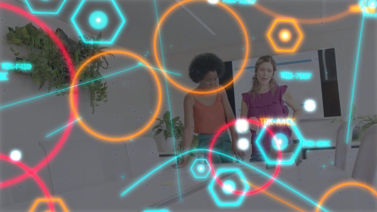 Sobreposição de RA varrendo, iniciando mulher com blusa laranja apoiada em mesa de demonstração inspecionando etiquetas hexagonais.