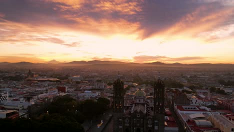 hiperlapso de la salida del sol sobre la ciudad de puebla en méxico, cerca de la catedral en la zona más histórica y cultural