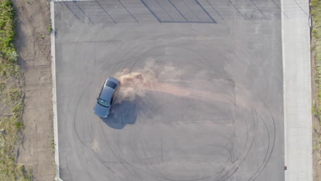 Ansicht-Von-Oben-Nach-Unten-Vom-Drohnen-Driftauto-Im-Driftgebiet-Im-Sommer