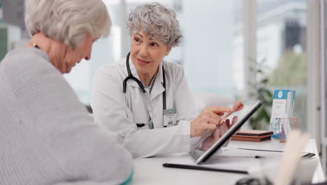 Médico-Senior,-Tableta-Y-Hablando-Con-El-Paciente