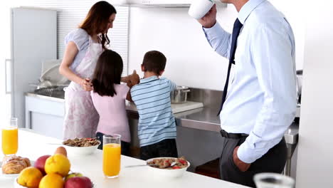 Madre-Y-Sus-Hijos-Cocinando