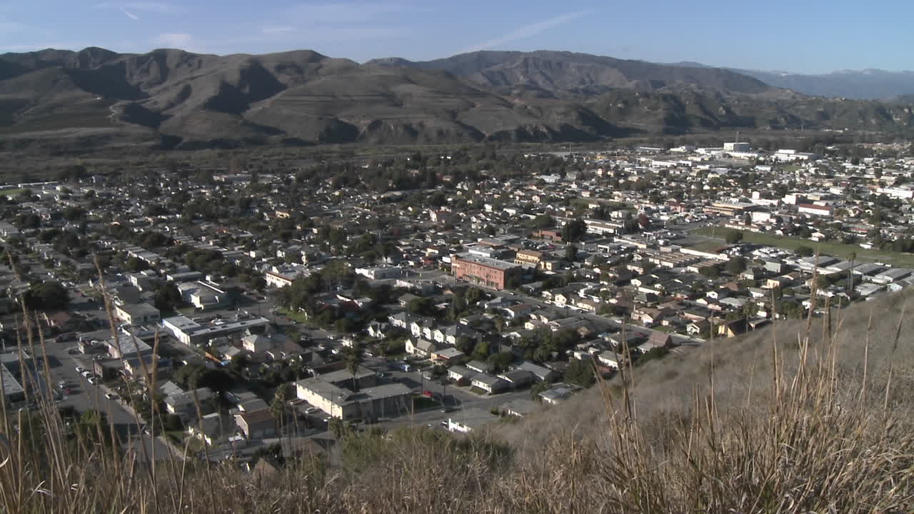 panorámica por encima de la zona urbana de ventura avenue en ventura california