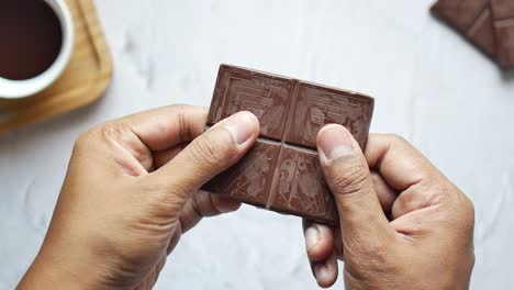 rompiendo una barra de chocolate: una vista de cerca