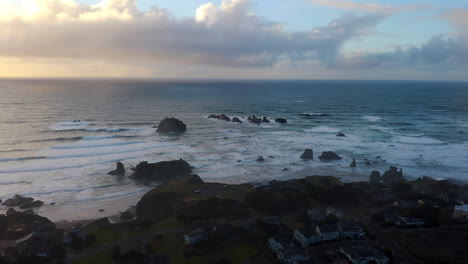 Paisaje-De-Arquitecturas-Junto-A-La-Costa-Con-Olas-Rompiendo-A-Través-De-Face-Rock-En-Bandon,-Oregon