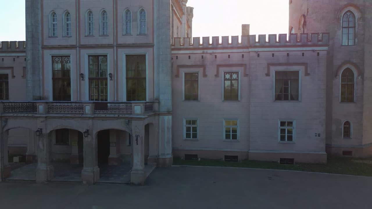 라트비아의 vecauce manor 공원을 통해 분홍색 성의 조감도