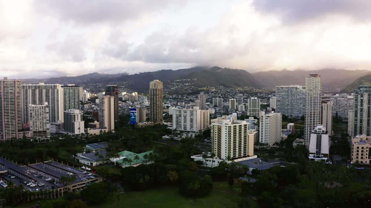 Vista aerea dei grattacieli urbani di Waikiki al tramonto.