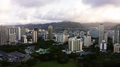 Vista-Aérea-De-Los-Rascacielos-Urbanos-De-Waikiki-Al-Atardecer