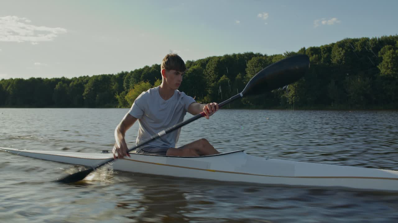 Uomo in kayak su un lago