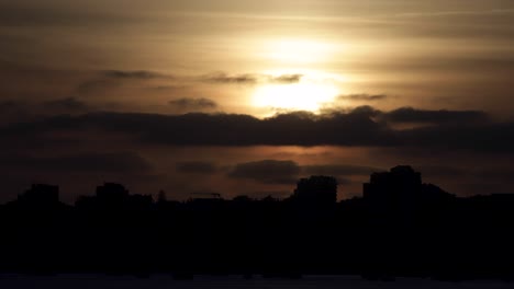 Primer-Plano-De-La-Silueta-De-La-Ciudad-Con-Una-Hermosa-Puesta-De-Sol-En-El-Fondo