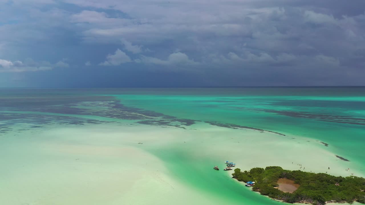 카리브 해 에 있는 작은 섬 을 보여 주는 공중 사진