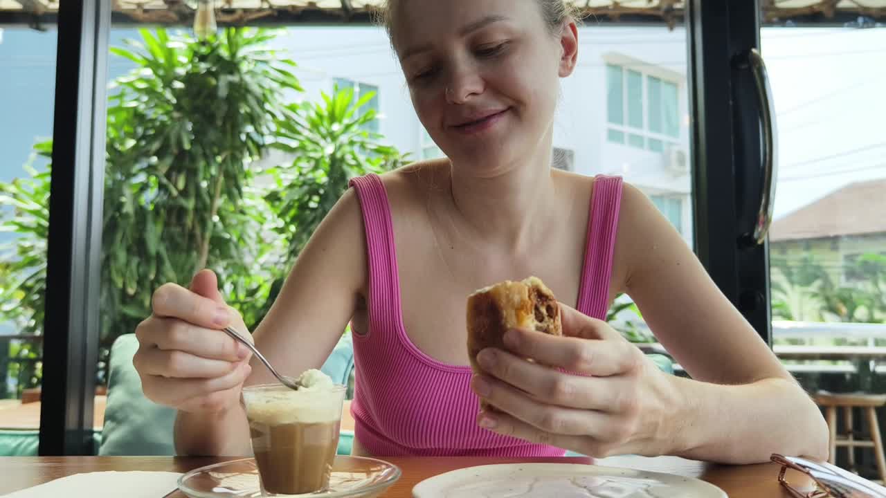 mujer disfrutando de café y pasteles en un café