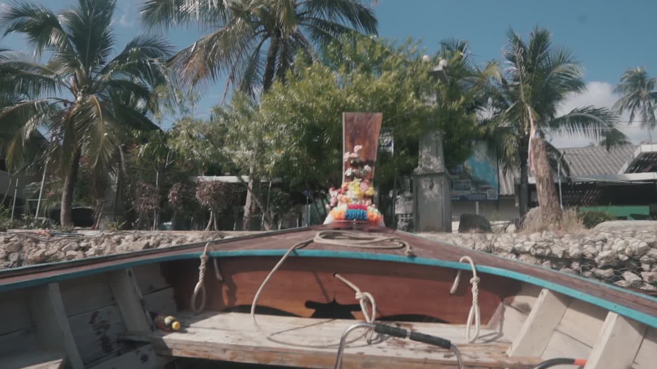 la costa de la isla desde un barco privado de cola larga, krabi, tailandia, cámara lenta