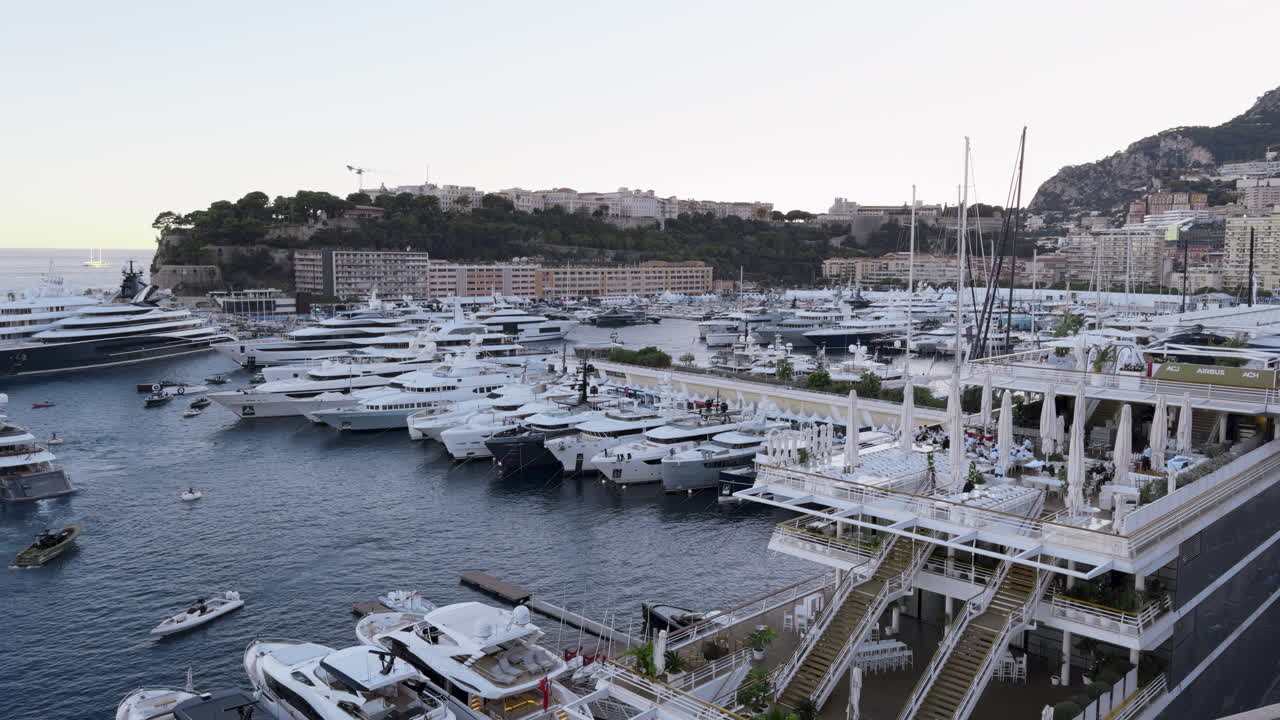 Porto turistico di Monaco al tramonto