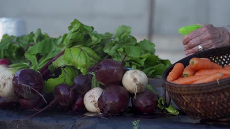 Remolachas-Rociadas-Con-Agua-En-El-Mercado-De-Agricultores-Local.