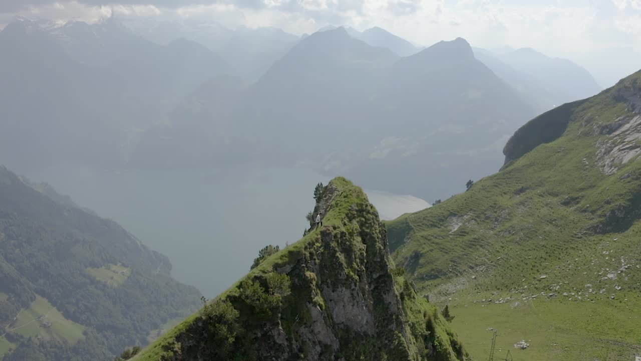 un joven hace una caminata en klingenstock con una hermosa vista sobre el lago vierwaldstätter, lucerna, suiza