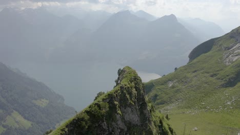 un joven hace una caminata en klingenstock con una hermosa vista sobre el lago vierwaldstätter, lucerna, suiza