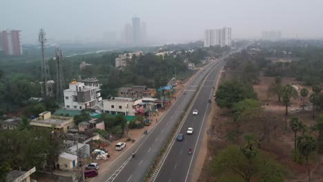 hermosa vista aérea de una carretera sin tráfico y naturaleza en la luz de la mañana temprano