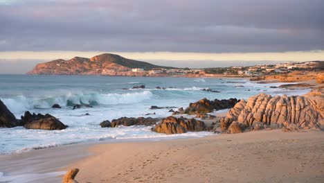 Toma-Cinematográfica-De-4k-De-Olas-Del-Mar-Rompiendo-Cerca-De-La-Playa