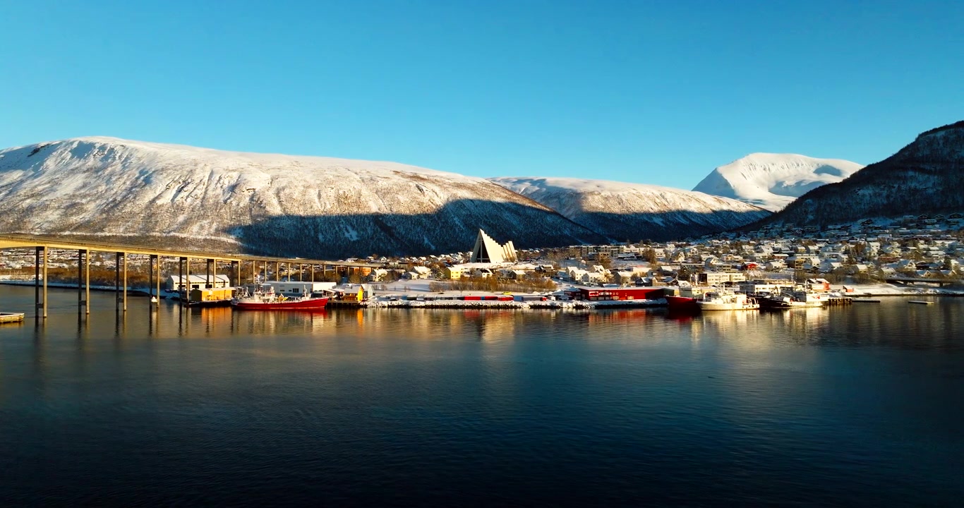 Wintersonnenlicht, urbane Uferlandschaften, Brückenüberquerungen, städtische Infrastruktur, Tromsø, Norwegen, Luftaufnahme.