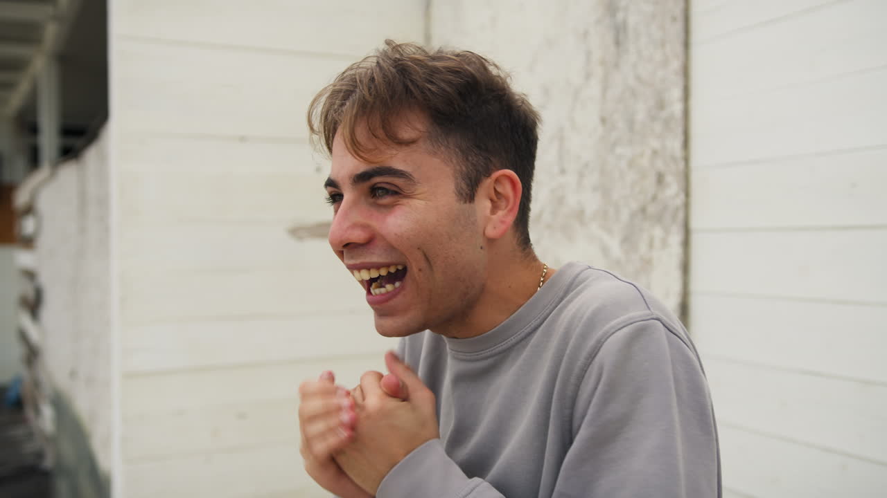 el chico sonríe maliciosamente mientras planea un plan diabólico afuera.