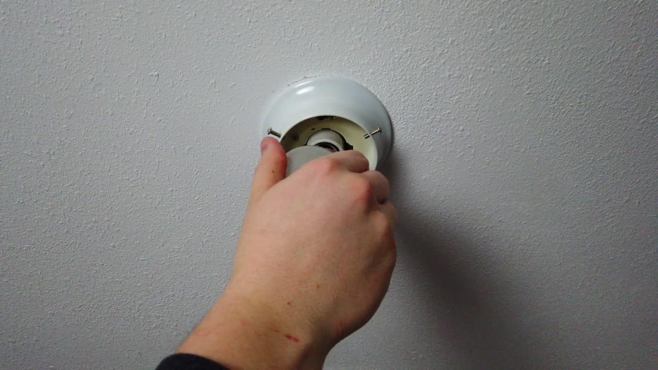 quitando una luz rota y quemada y se rompe aún más dejando la pieza de tornillo en el portalámparas