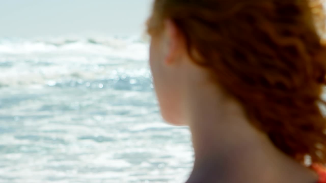 아름다운 바다를 보는 여자 4k